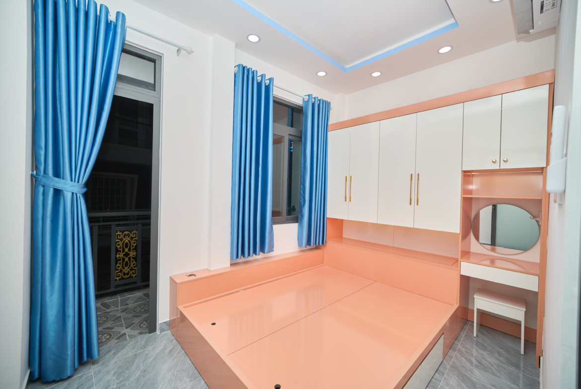 Nhà 5 Tầng hẻm Âu Dương lân , Quận 8 , 6 Phòng ngủ , 4 WC